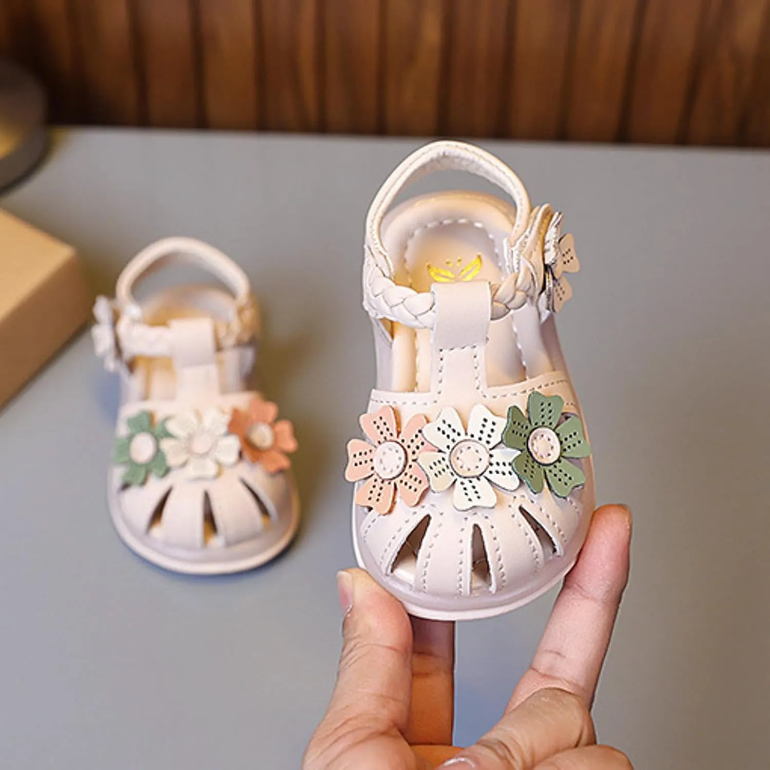 Baby Girls Light Up Sandals Infant Flower Closed Toe Soft Sole Princess Dress Flats Toddler First Walkers Crib Dress Shoes